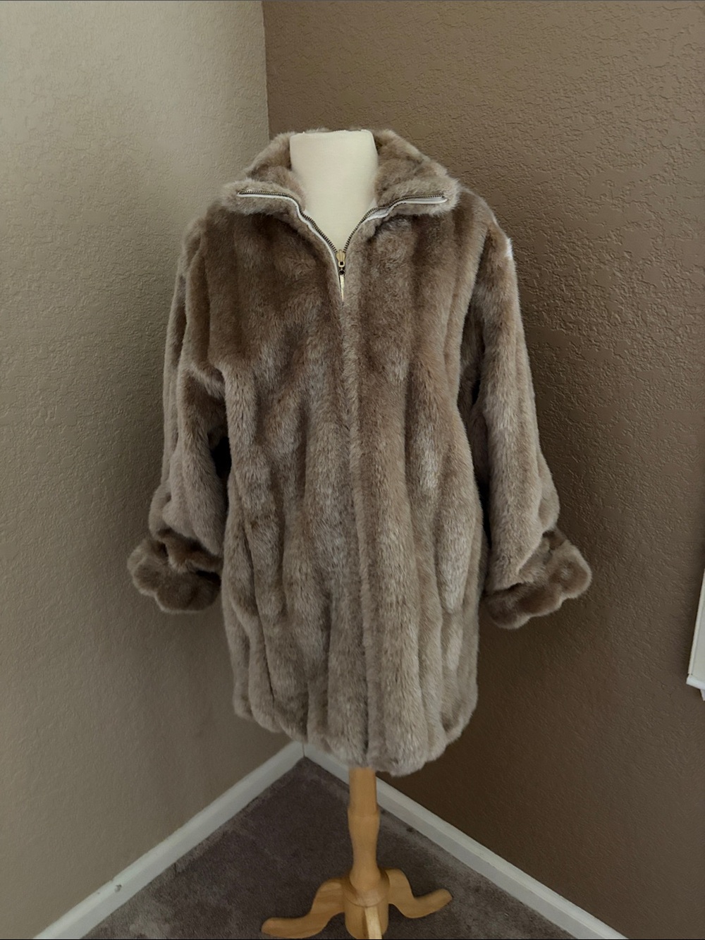 Atelier by B. Thomas Women's Light Gray Coat with Faux Fur Trim size M like new